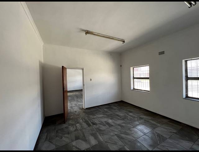 800M² WAREHOUSE TO LET IN PAROW INDUSTRIAL